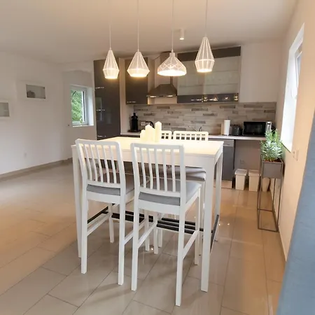 Moderne 80m² Mit Blick Ins Grune דירה