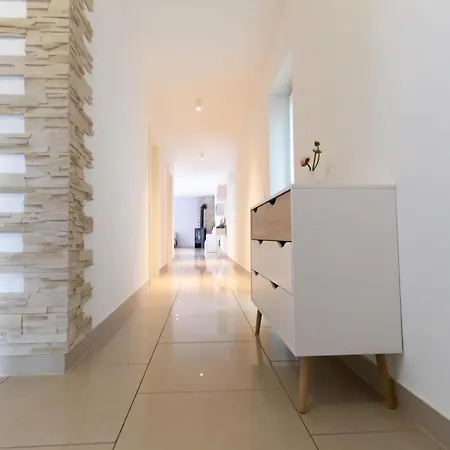 Moderne 80m² Mit Blick Ins Grune דירה